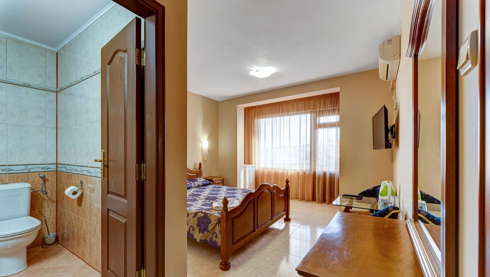 In-room safe, desk, free WiFi
