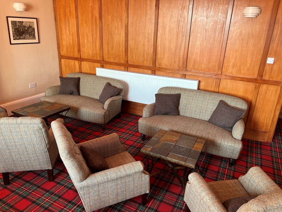 2 bars/lounges