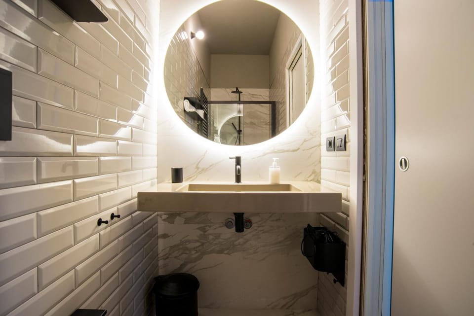 Shower, free toiletries, hair dryer, bidet