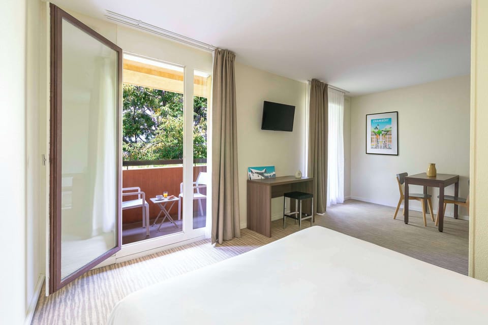 Premium bedding, blackout drapes, free cribs/infant beds, free WiFi