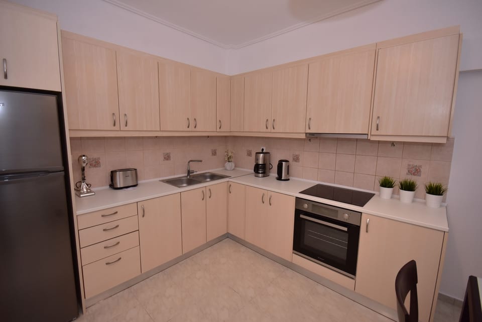 Apartment | Private kitchen | Full-size fridge, oven, stovetop, coffee/tea maker