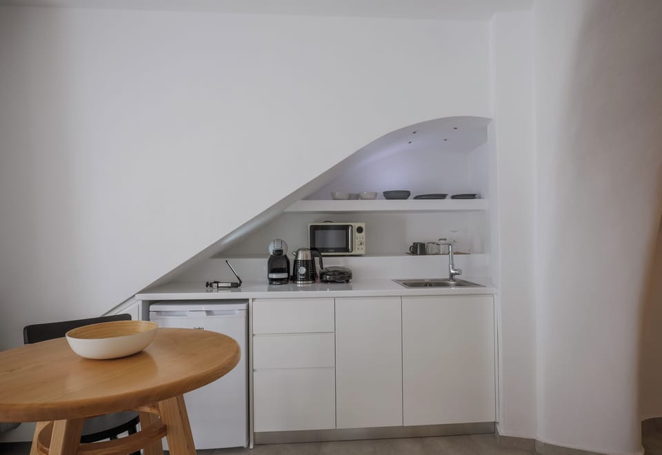 Comfort Suite, Hot Tub, Sea View | Private kitchen | Fridge, stovetop, coffee/tea maker, electric kettle