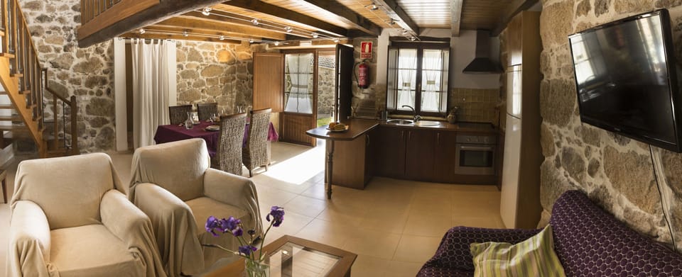 Duplex | Bathroom | Shower, free toiletries, hair dryer, towels