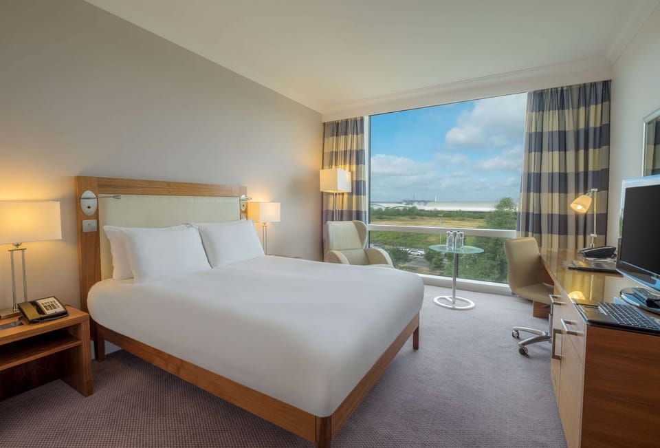 Deluxe Room, 1 Queen Bed, Non Smoking | Egyptian cotton sheets, premium bedding, in-room safe, desk