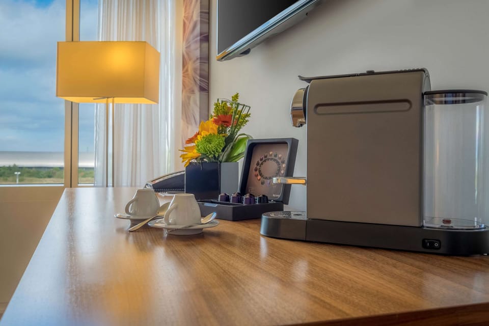 Junior Suite, 1 Queen Bed, Non Smoking | Egyptian cotton sheets, premium bedding, in-room safe, desk
