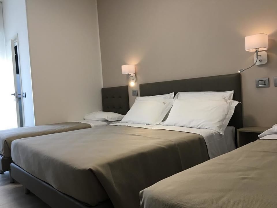 Quadruple Room | In-room safe, desk, soundproofing, WiFi (free)