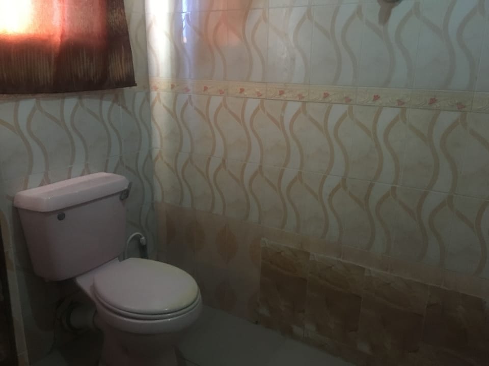 Shower, rainfall showerhead, free toiletries, towels