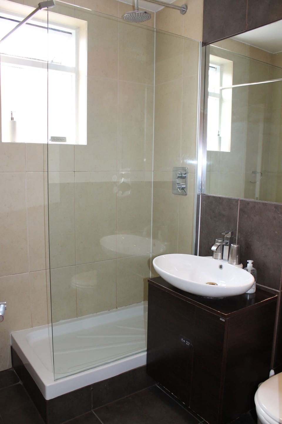 Executive Double Room | Bathroom | Combined shower/tub, free toiletries, hair dryer, towels