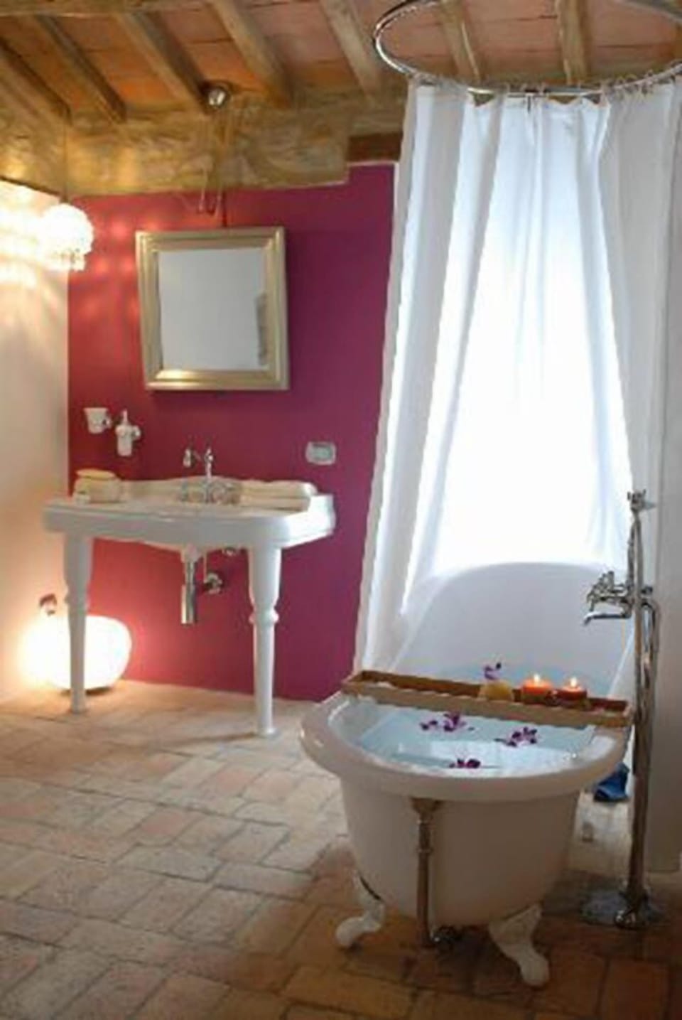 Superior Triple Room | Bathroom | Free toiletries, hair dryer, slippers, bidet
