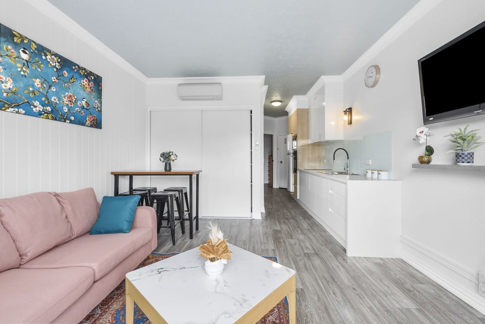 Deluxe Room | Living area | Flat-screen TV