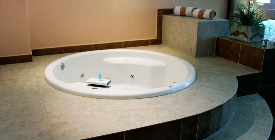 Junior Room, Hot Tub | Jetted tub