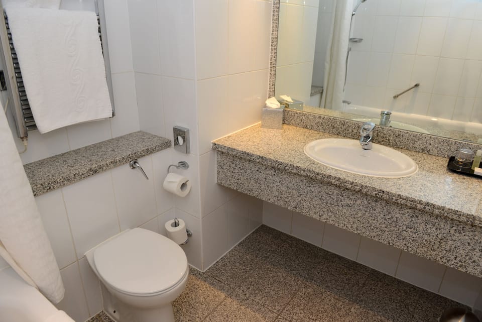 Combined shower/tub, free toiletries, hair dryer, towels