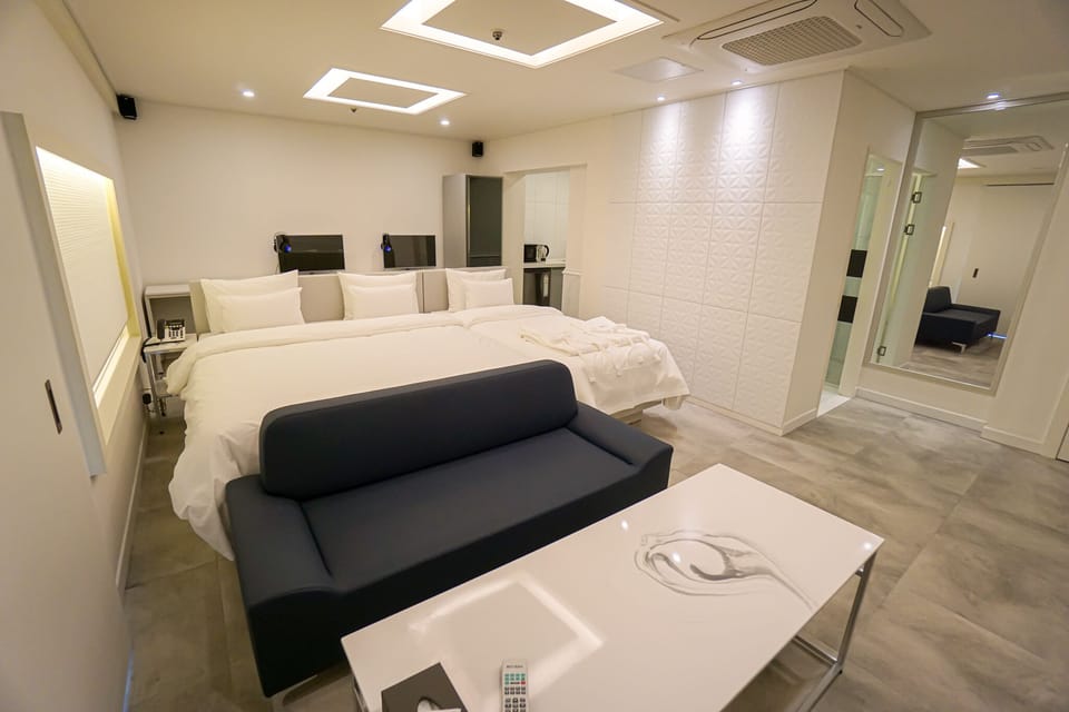 Grand Twin Room | Down comforters, free WiFi, bed sheets