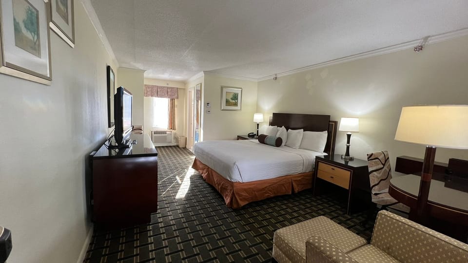 Standard Room, 1 King Bed | Egyptian cotton sheets, premium bedding, Select Comfort beds