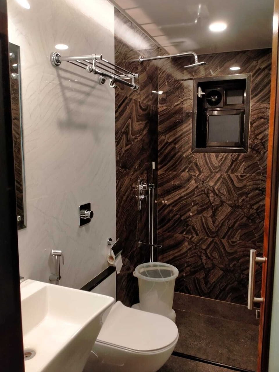 Deluxe Quadruple Room | Bathroom | Shower, rainfall showerhead, free toiletries, towels