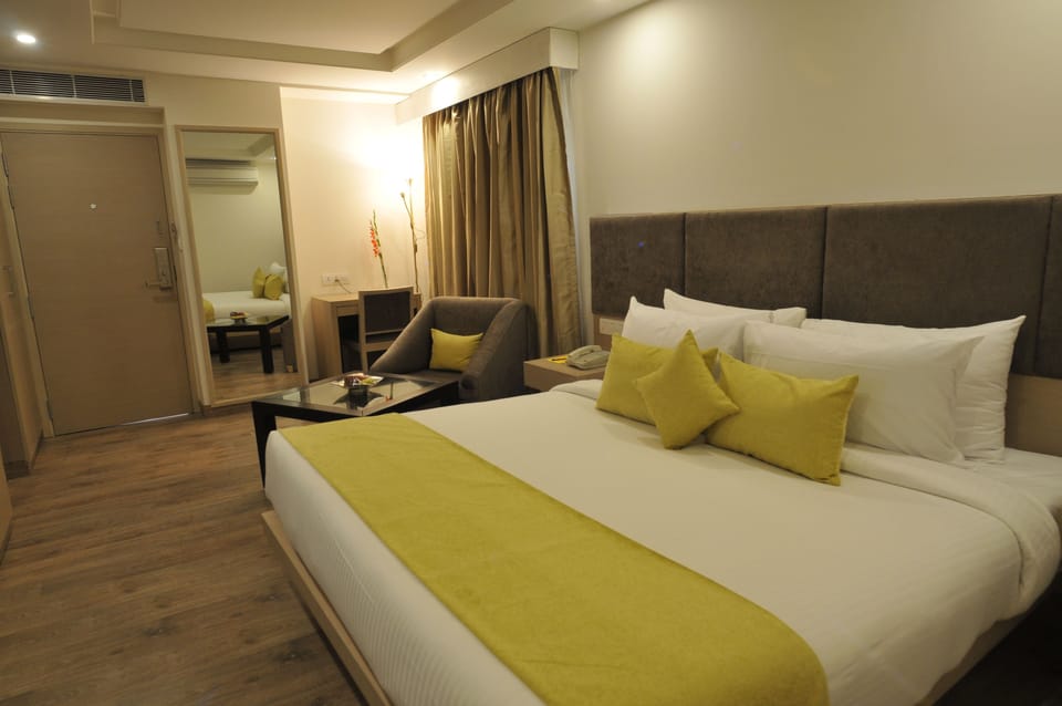 Deluxe Double or Twin Room | Minibar, in-room safe, desk, laptop workspace