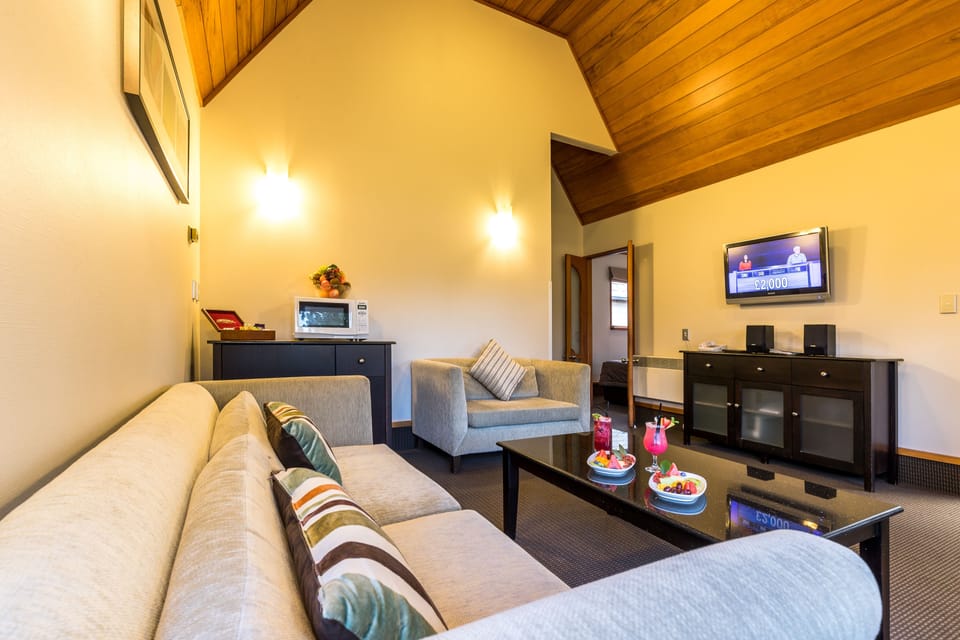 Deluxe Villa, 2 Bedrooms, Refrigerator & Microwave, Garden View | In-room safe, desk, iron/ironing board, WiFi (free)