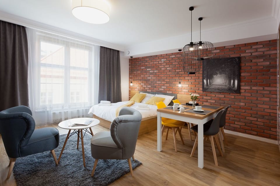 Deluxe Studio Suite | Minibar, desk, iron/ironing board, travel crib