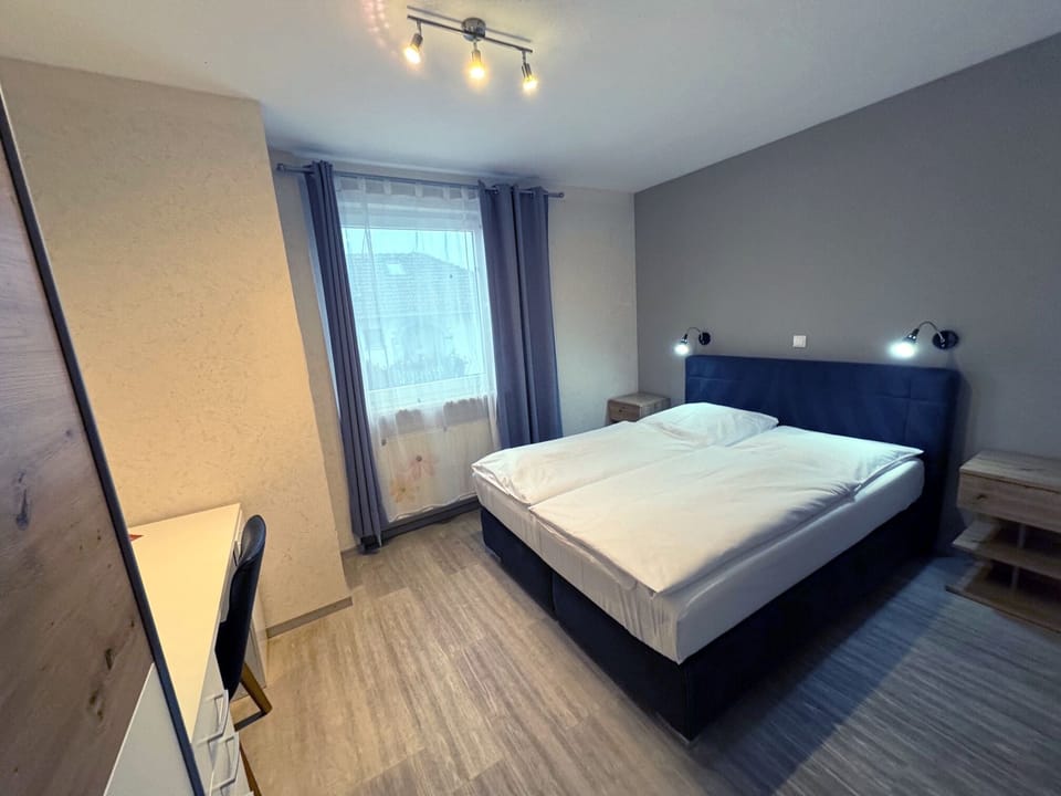Double Room | Desk, cribs/infant beds, rollaway beds, free WiFi