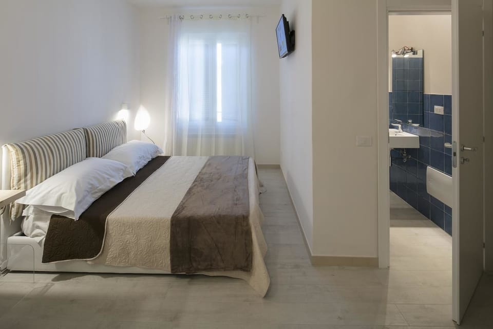 Double Room, 1 Queen Bed | Desk, soundproofing, free WiFi, bed sheets