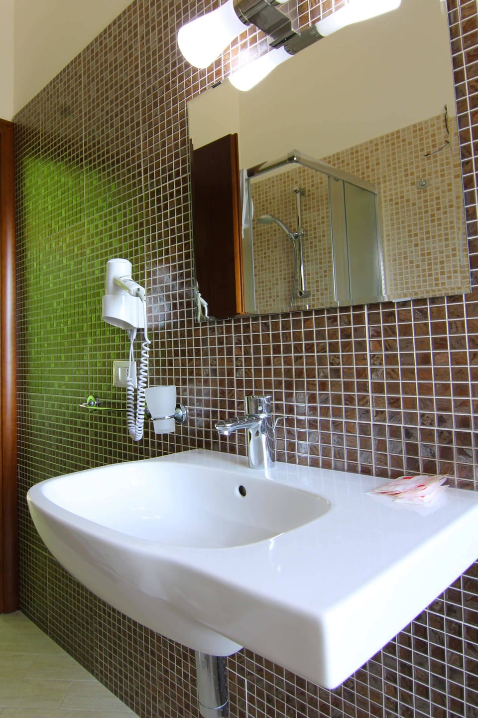 Shower, free toiletries, bidet