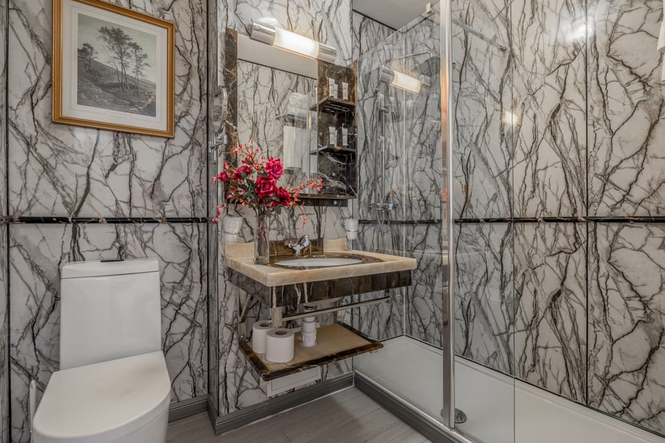 Deluxe Family Room (Loch View) | Bathroom | Towels