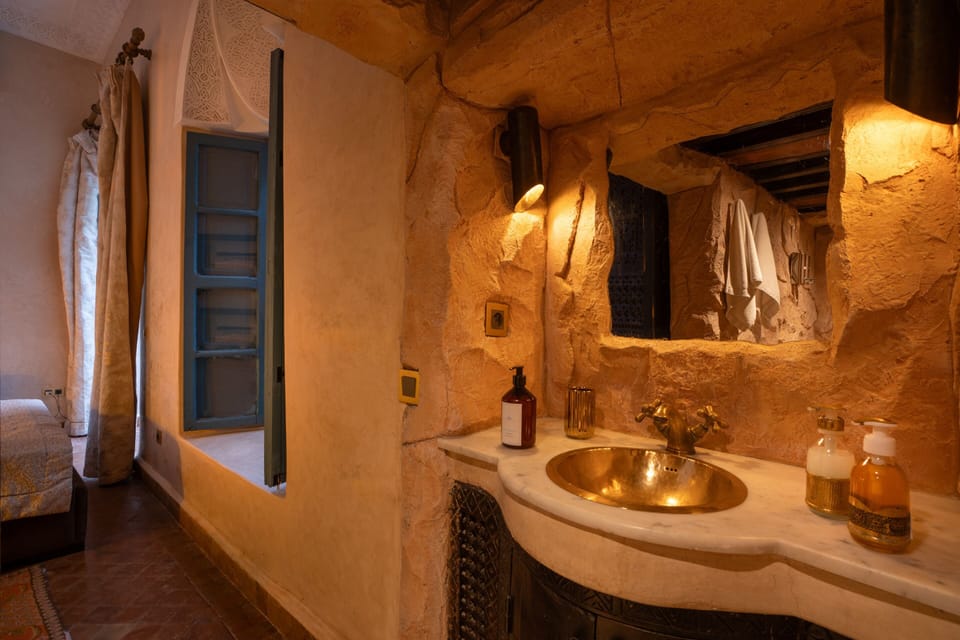 Deluxe Double Room, Private Bathroom | Bathroom | Free toiletries, hair dryer, bathrobes, towels