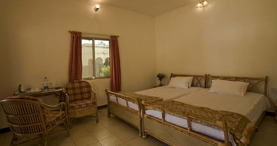 1 bedroom, desk