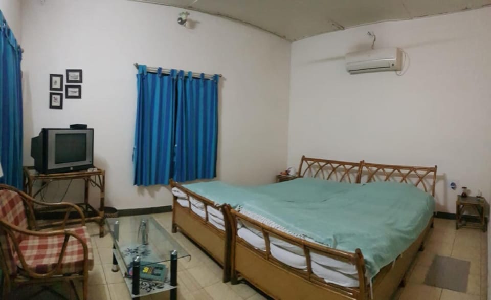 1 bedroom, desk