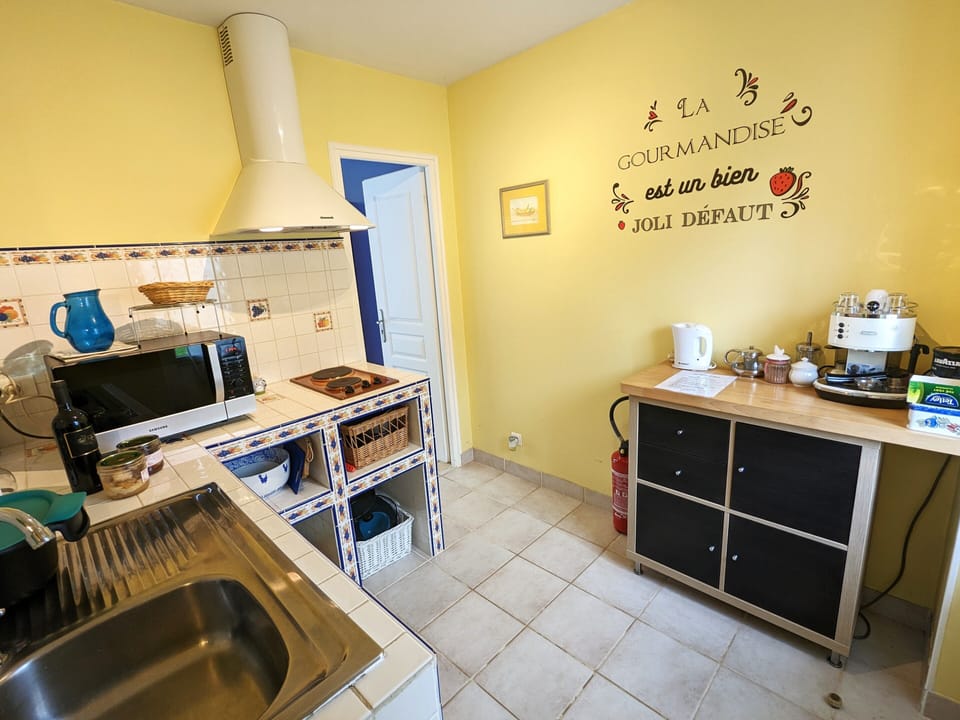 Comfort Suite | Private kitchen | Mini-fridge, espresso maker, coffee/tea maker, electric kettle