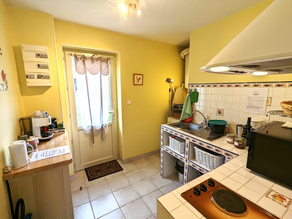 Comfort Suite | Private kitchen | Mini-fridge, espresso maker, coffee/tea maker, electric kettle