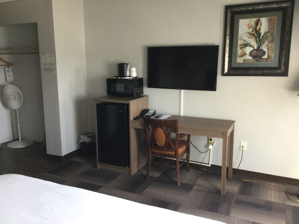 Desk, laptop workspace, iron/ironing board, rollaway beds