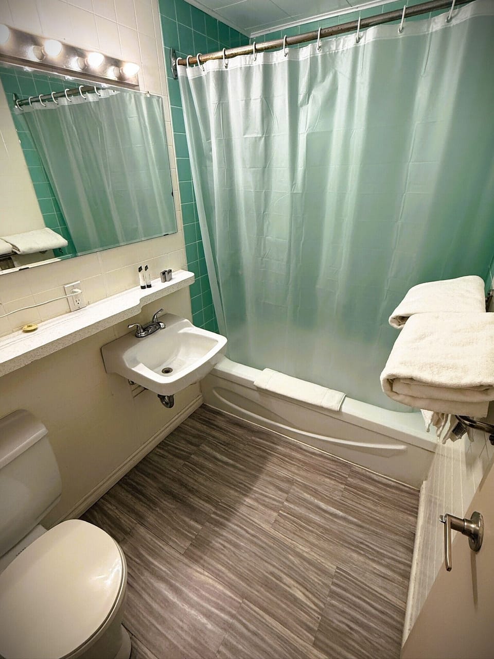 Bathtub, deep soaking tub, free toiletries, hair dryer