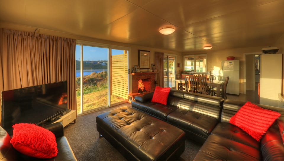 Basic Cottage, 3 Bedrooms, Ocean View | Living area | Flat-screen TV, fireplace