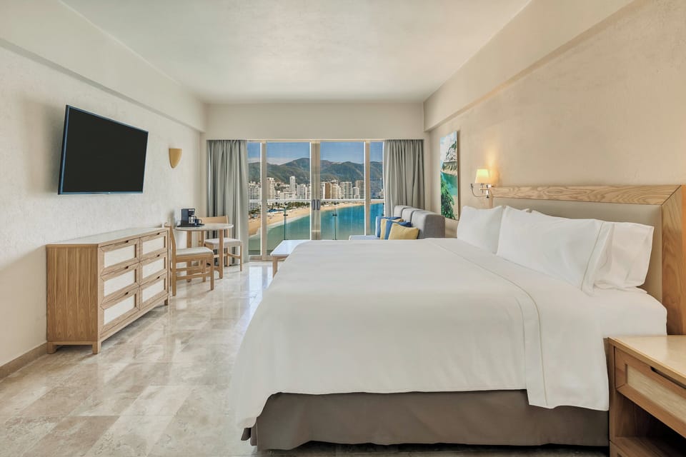 Deluxe Room King | In-room safe, blackout drapes, iron/ironing board