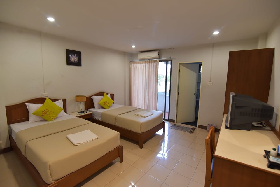 Twin Room | Desk, free WiFi