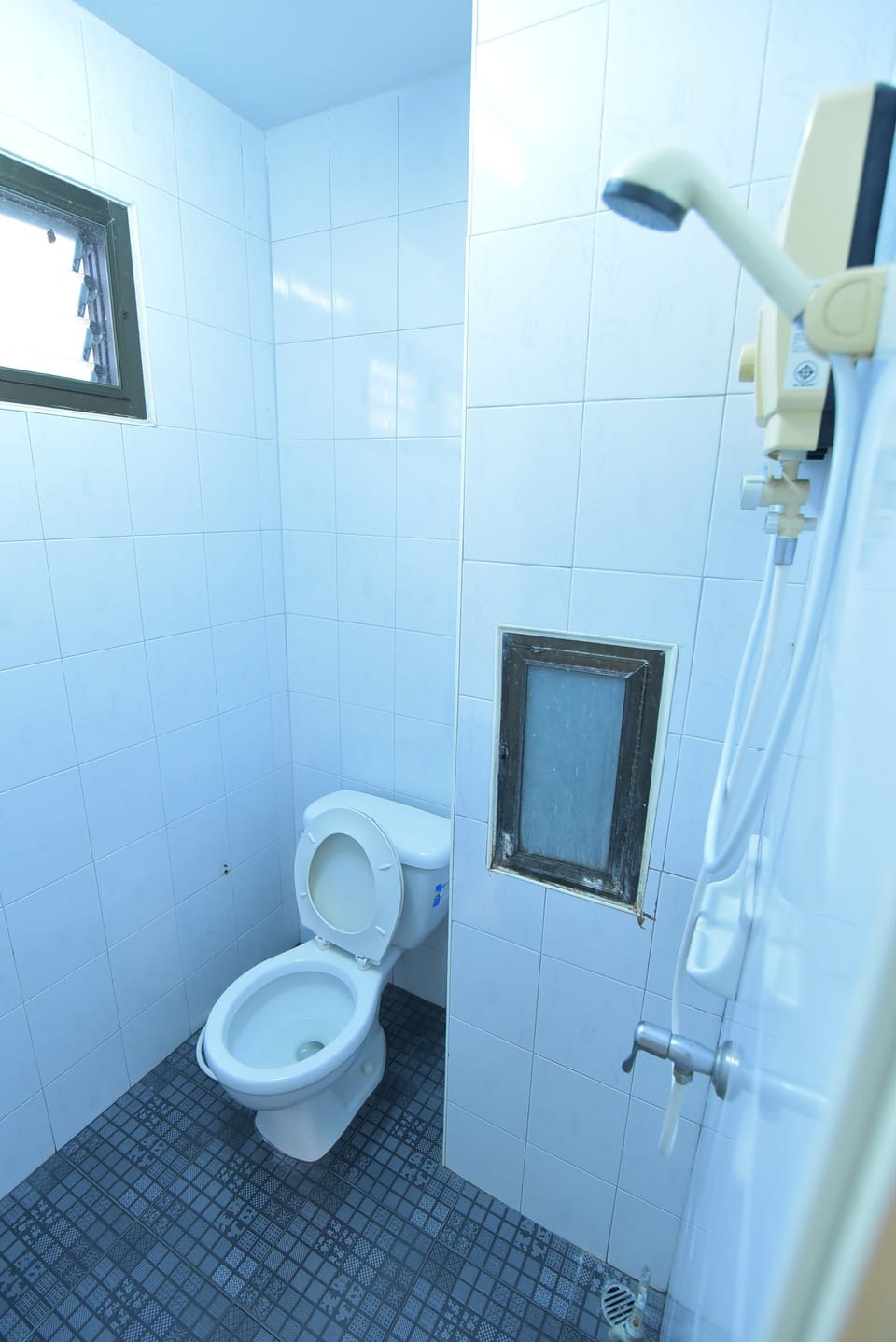 Shower, free toiletries, towels
