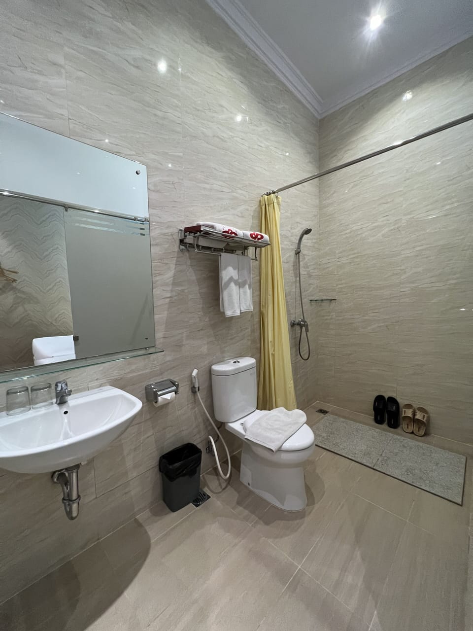 Shower, free toiletries