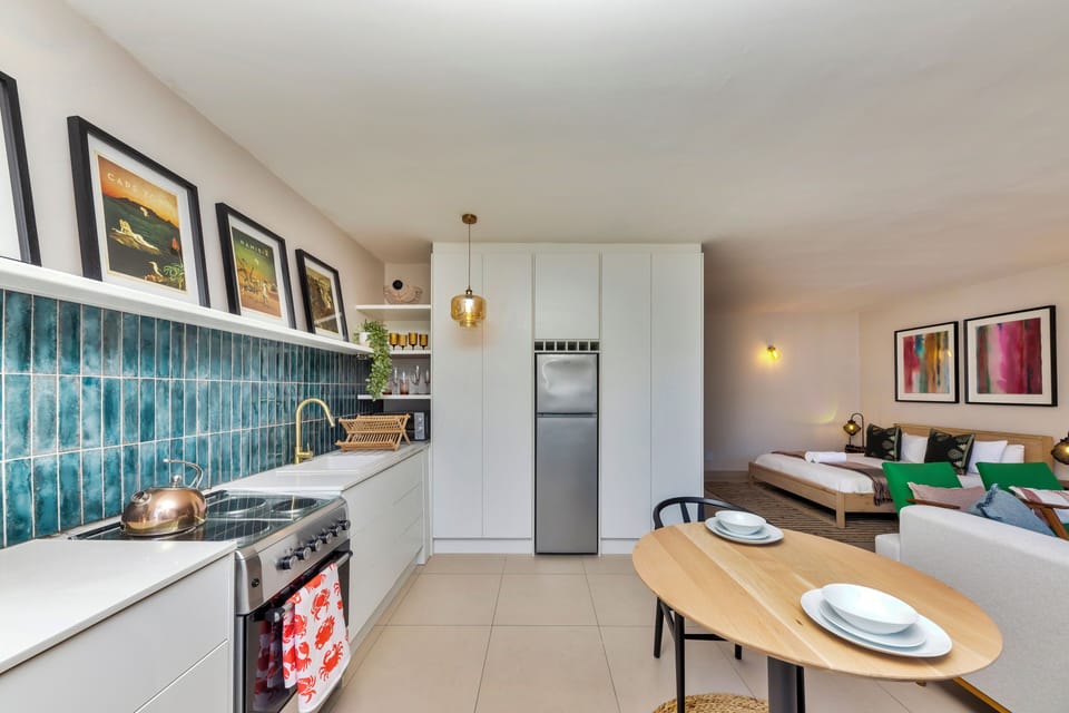 Comfort Apartment, 1 Queen Bed | Private kitchen | Fridge, microwave, oven, stovetop