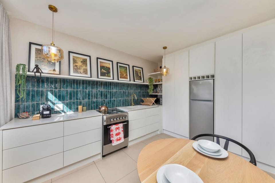 Comfort Apartment, 1 Queen Bed | Private kitchen | Fridge, microwave, oven, stovetop