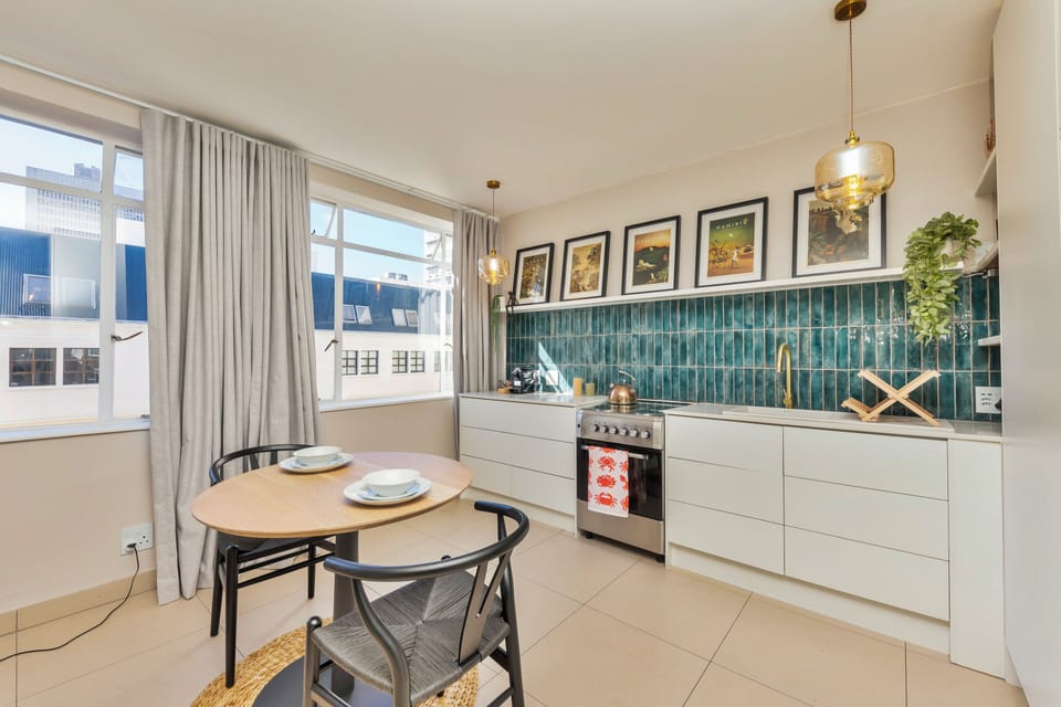 Comfort Apartment, 1 Queen Bed | Private kitchen | Fridge, microwave, oven, stovetop