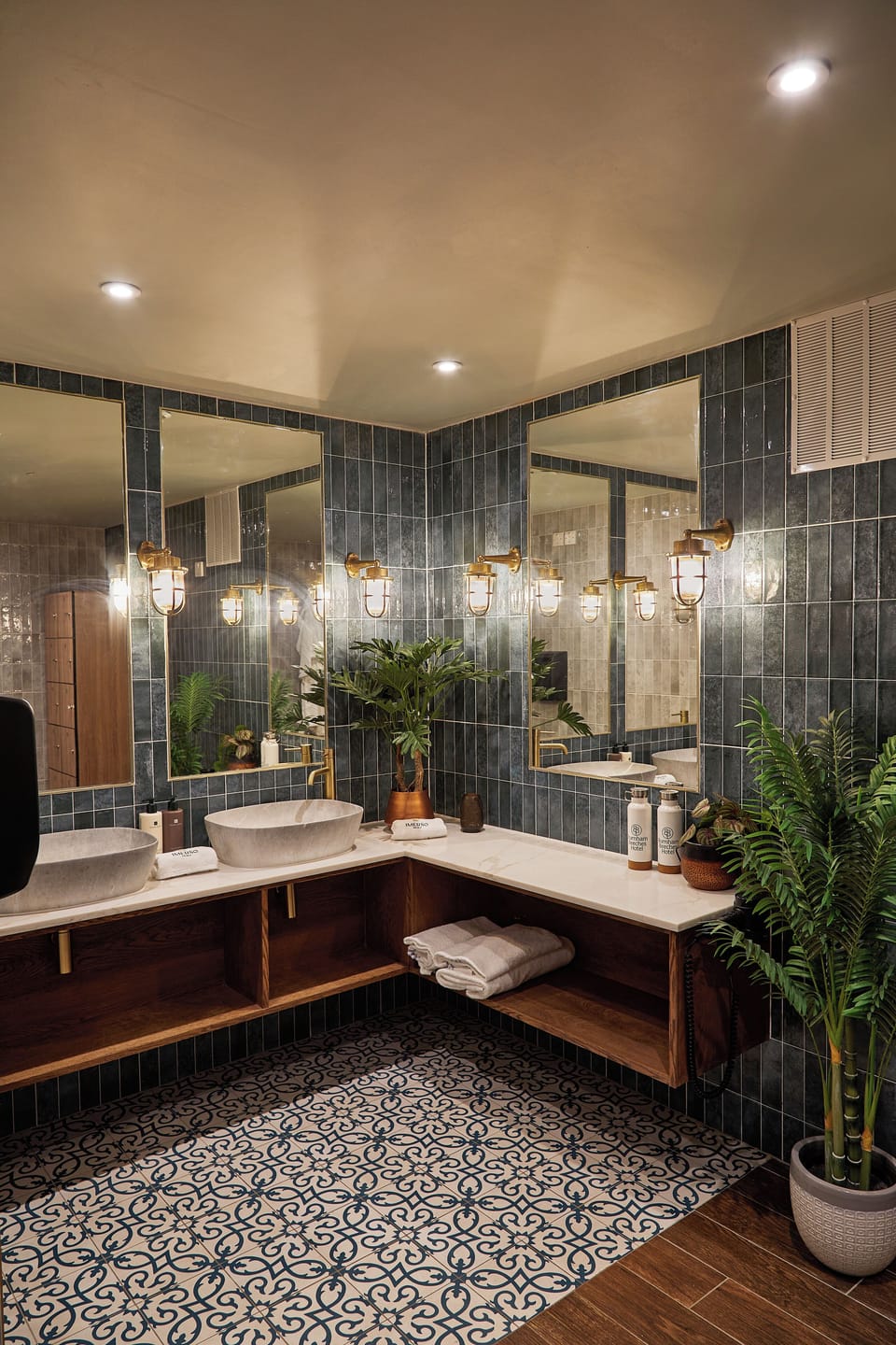 Sauna, body treatments, aromatherapy, deep-tissue massages
