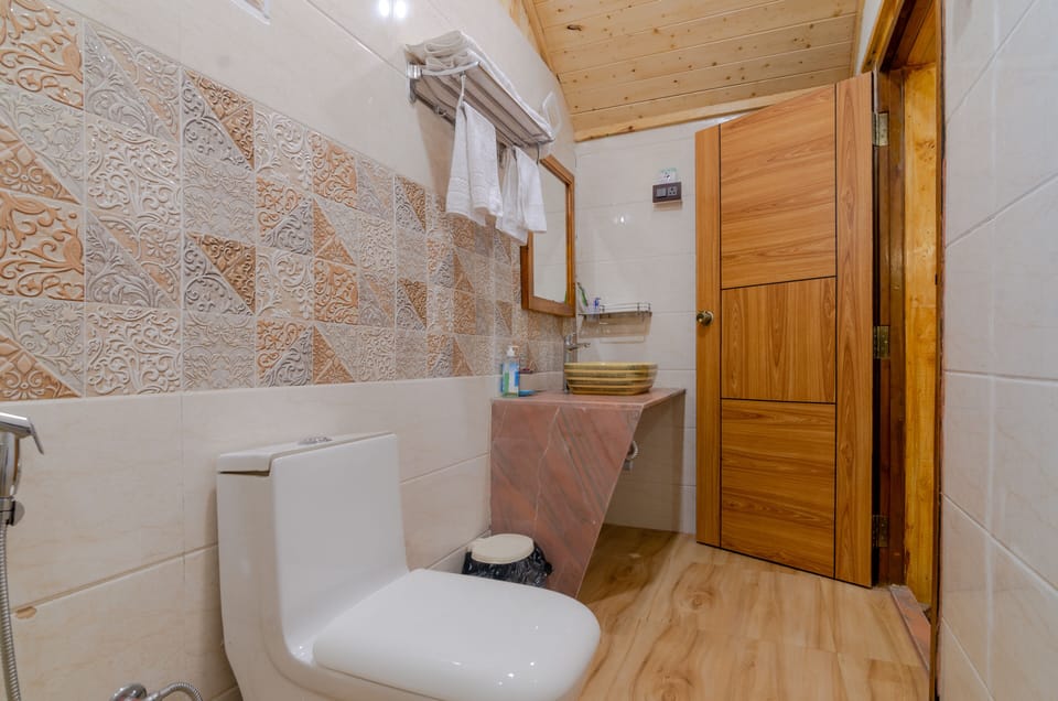 Dreamwood Cottage | Bathroom | Shower, towels