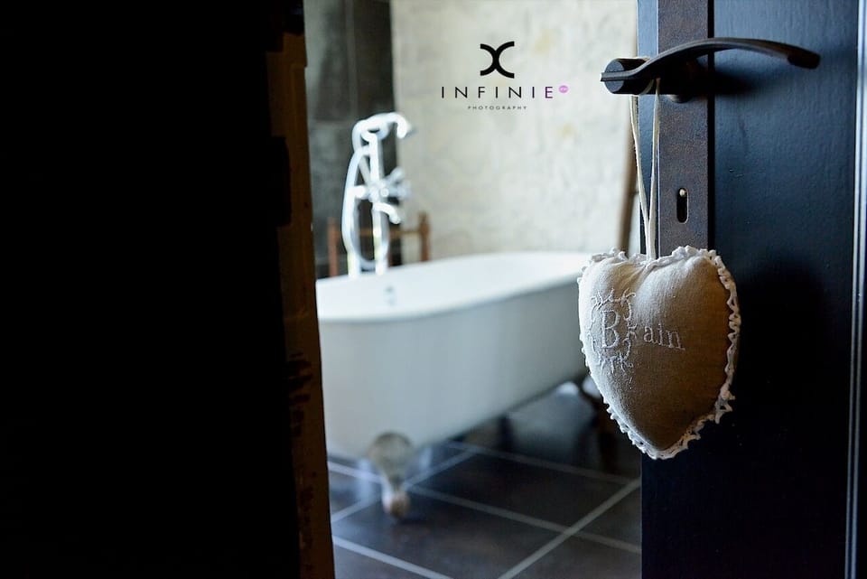 Suite (Le grenier d'Odette) | Bathroom | Shower, free toiletries, hair dryer, towels