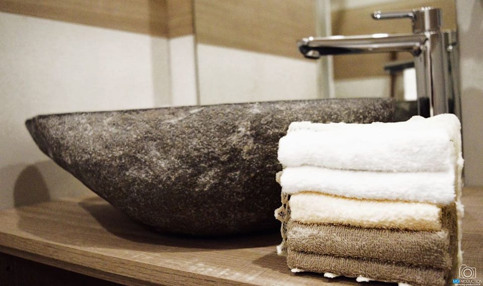 Double Room | Bathroom | Shower, free toiletries, towels