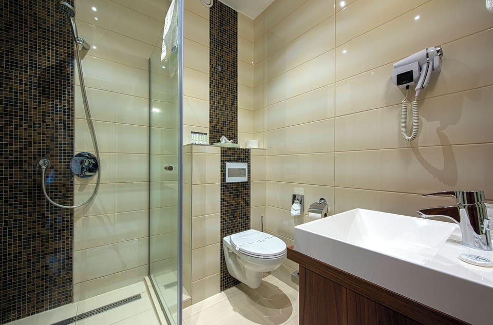 Standard Triple Room | Bathroom | Free toiletries, hair dryer, bathrobes, slippers