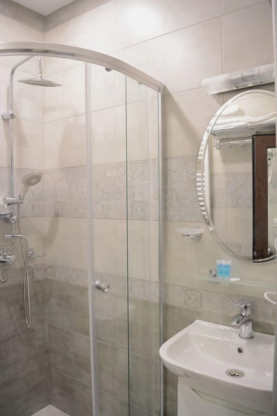 Family Room | Bathroom | Separate tub and shower, free toiletries, hair dryer, bathrobes