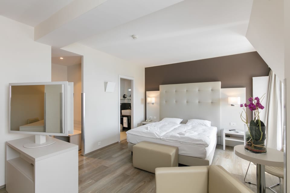 In-room safe, desk, WiFi (free), bed sheets