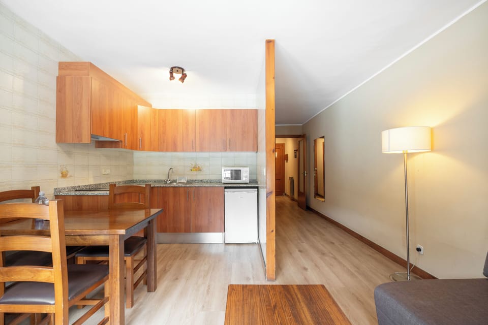 Studio | Private kitchen | Fridge, microwave, stovetop, cookware/dishes/utensils