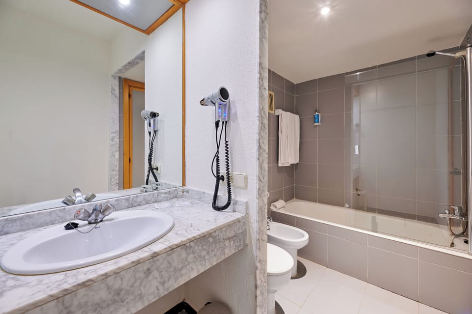 Bathtub, free toiletries, hair dryer, towels